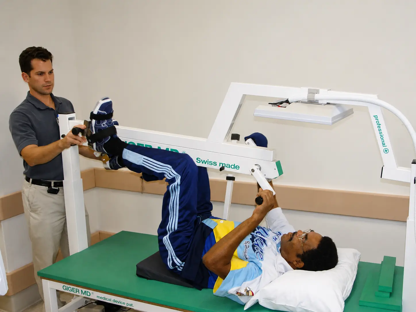 Paraplegie-Patient beim koordinierten GIGER® MD® Bewegungstraining unter therapeutischer Begleitung in Tampa, USA